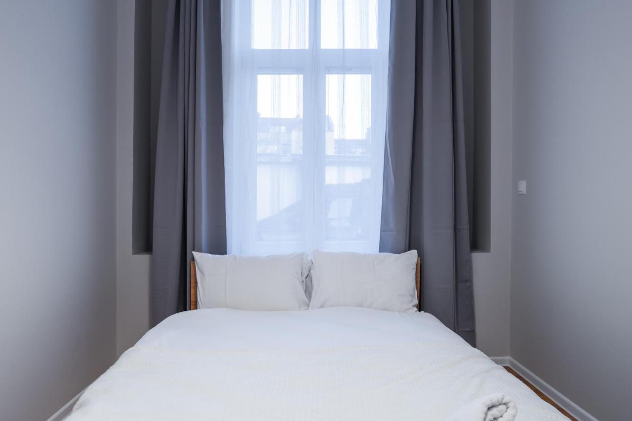 New Black & White - 2Bdr Apartment With Balcony София Экстерьер фото